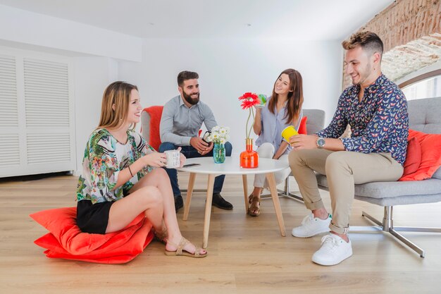 Compañeros de trabajo disfrutando de una pausa para el café