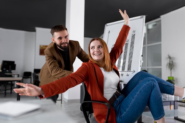 Foto gratuita compañeros de trabajo divirtiéndose en la oficina