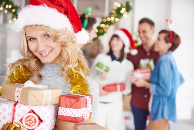 Uno de los compañeros de trabajo está entregando regalos de Navidad