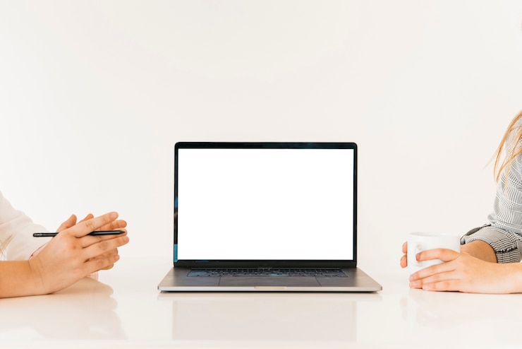 Foto gratuito compañeros de trabajo femeninos que trabajan en la computadora portátil junto