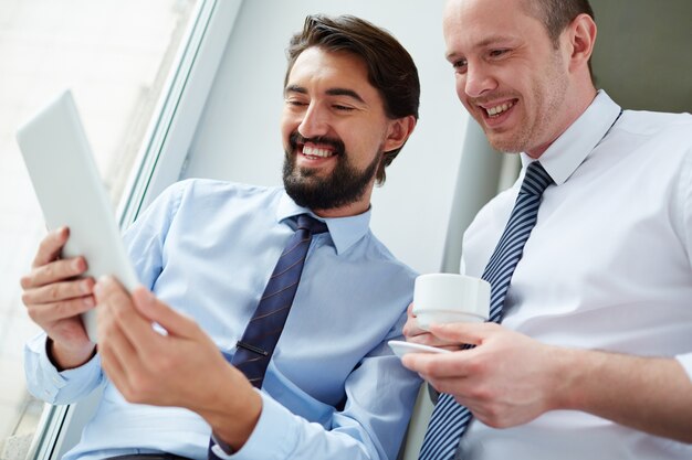 Compañeros de trabajo hablando cerca de la ventana