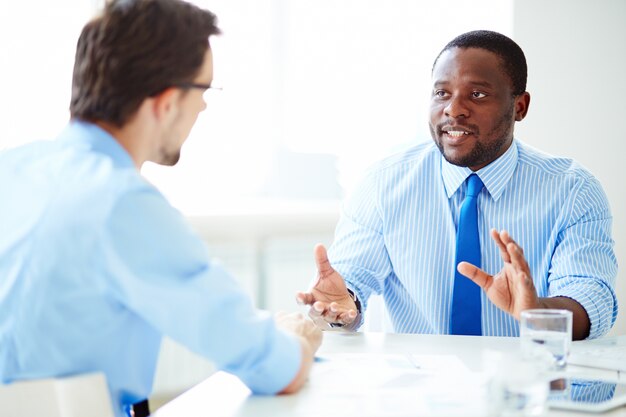 Compañeros de trabajo hablando en la oficina