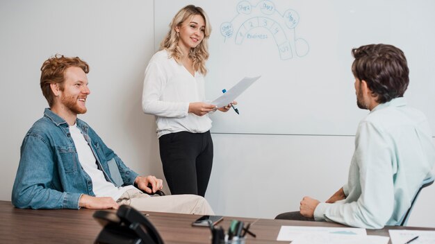 Compañeros de trabajo hablando y planificando