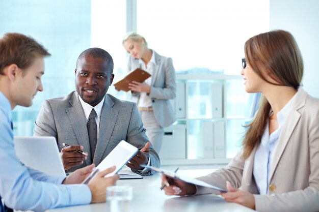 Compañeros de trabajo hablando en una reunión