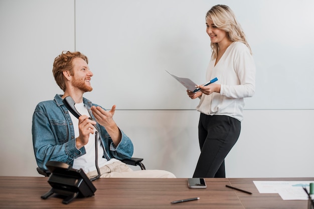 Compañeros de trabajo hablando vista frontal