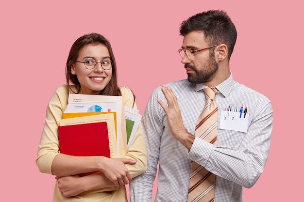 Compañeros de trabajo jóvenes en ropa formal