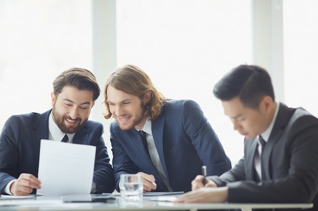 Compañeros de trabajo leyendo juntos un documento