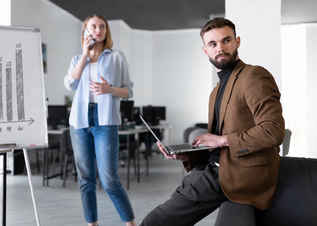 Foto gratuita compañeros de trabajo masculinos y femeninos en la misma habitación