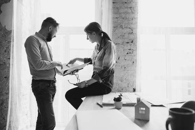 Compañeros de trabajo masculinos y femeninos que trabajan juntos en la oficina