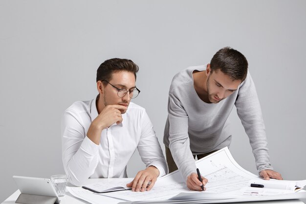 Compañeros de trabajo masculinos haciendo trámites