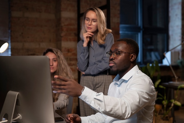 Compañeros de trabajo mirando el monitor