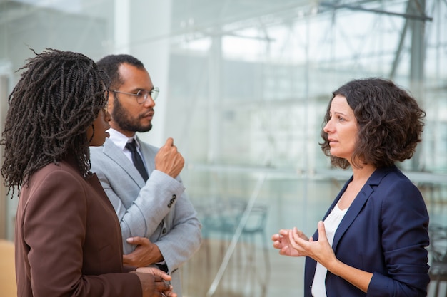 Compañeros de trabajo multirraciales hablando