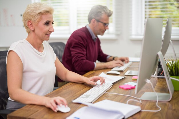 Compañeros de trabajo ocupados frente a las computadoras