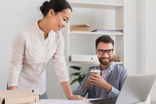 Compañeros de trabajo en la oficina trabajando juntos