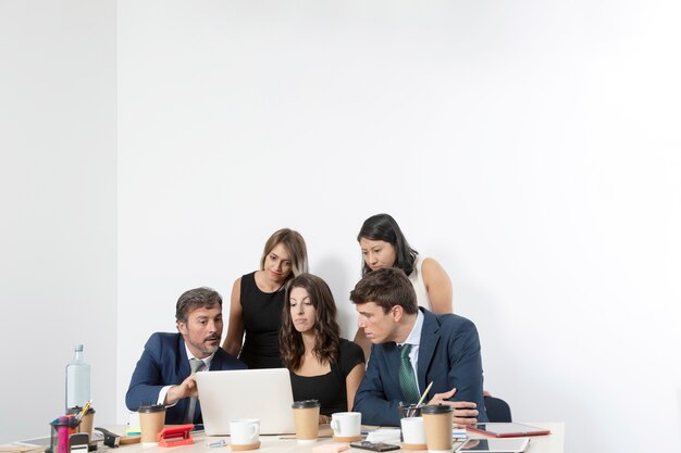 Compañeros de trabajo en la oficina trabajando juntos