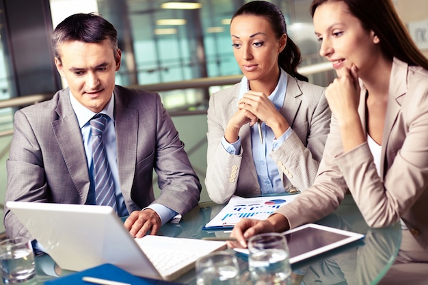 Compañeros de trabajo pensando en común