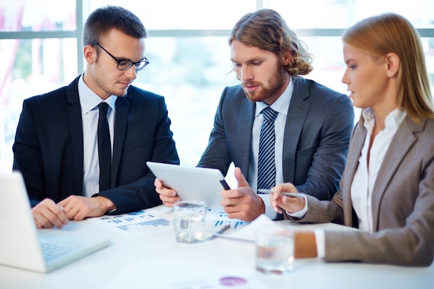 Compañeros de trabajo planeando una estrategia