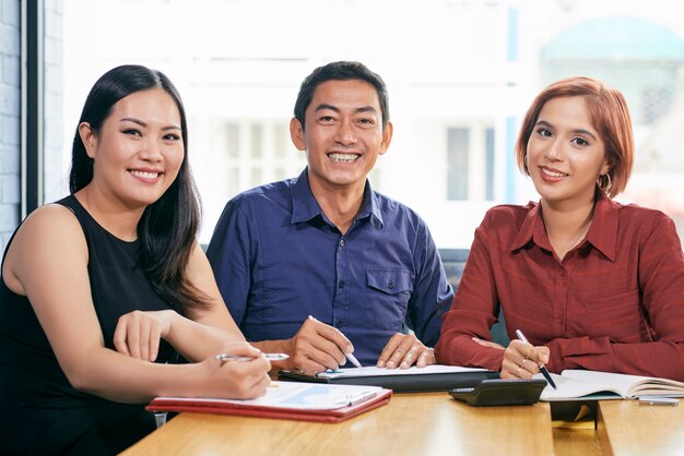 Compañeros de trabajo positivos sonriendo