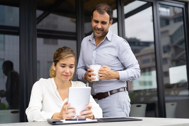 Compañeros de trabajo positivos viendo la presentación