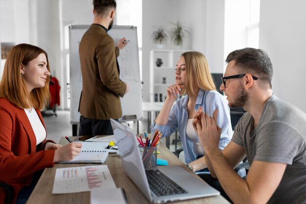 Compañeros de trabajo que tienen una reunión de trabajo