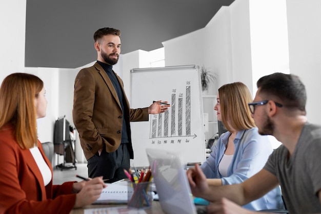 Foto gratuita compañeros de trabajo que tienen una reunión de trabajo