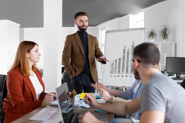 Compañeros de trabajo que tienen una reunión de trabajo