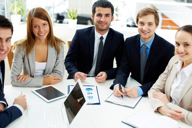 Compañeros de trabajo sonriendo