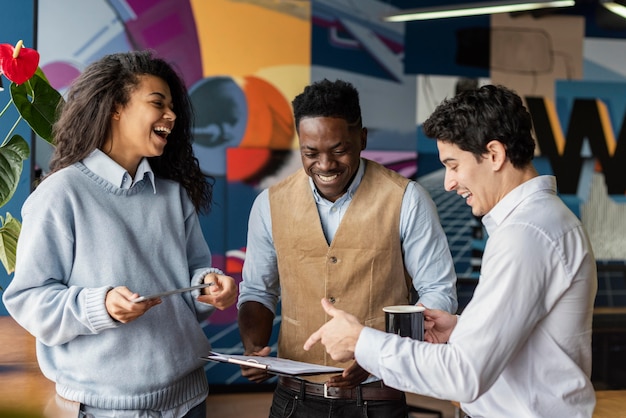 Compañeros de trabajo sonrientes en la oficina charlando