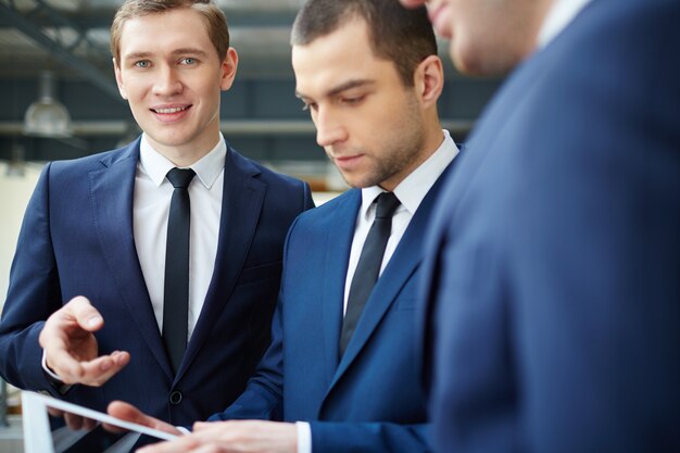 Compañeros de trabajo con tableta digital