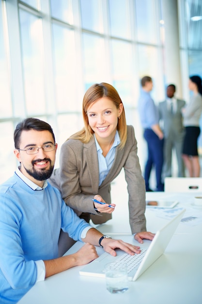 Compañeros de trabajo terminando el proyecto