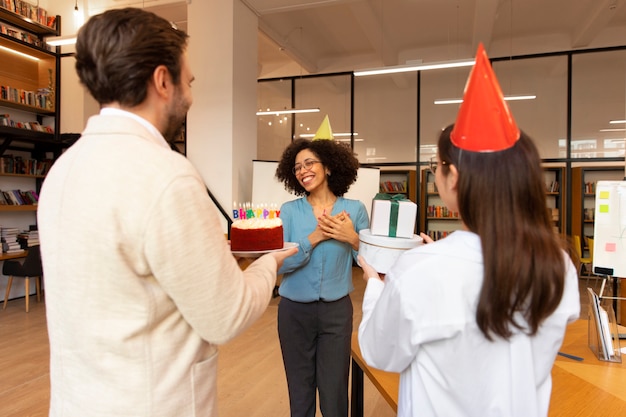 Foto gratuita compañeros de trabajo de tiro medio celebrando un cumpleaños