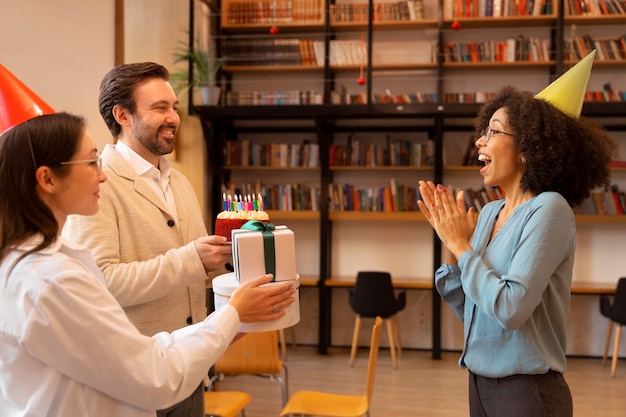 Compañeros de trabajo de tiro medio celebrando juntos