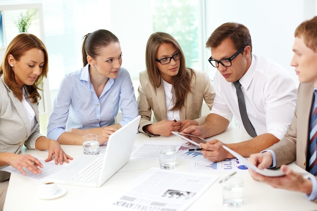 Foto gratuita compañeros de trabajo tomando decisiones