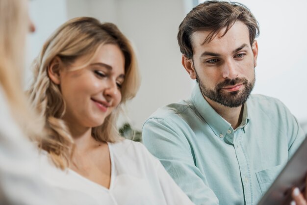 Compañeros de trabajo trabajando juntos en interiores