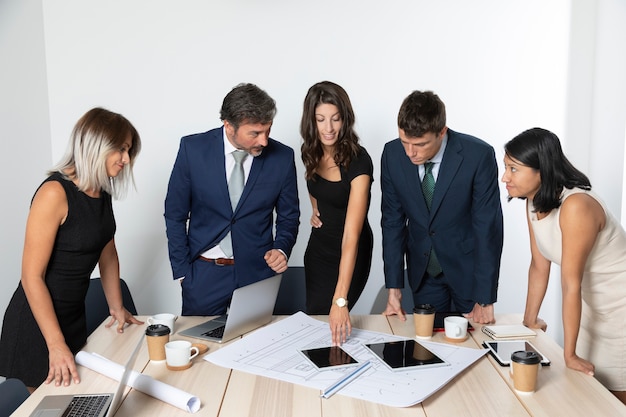 Foto gratuita compañeros de trabajo trabajando juntos