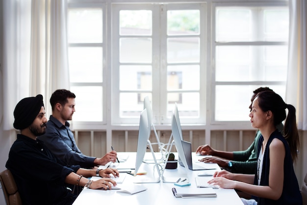 Foto gratuita compañeros de trabajo trabajando juntos