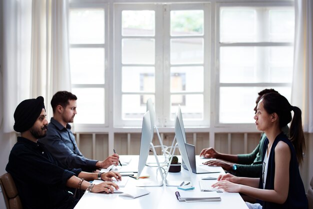 Compañeros de trabajo trabajando juntos