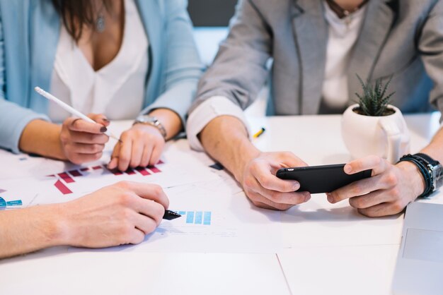 Compañeros de trabajo trabajando en una nueva estrategia