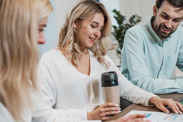 Compañeros de trabajo trabajando y tomando café