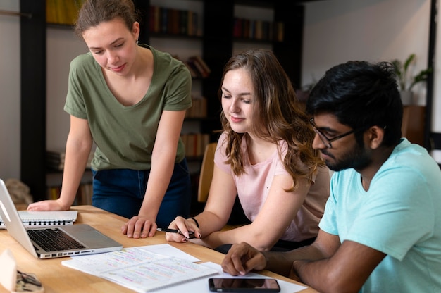 Compañeros de universidad estudiando juntos