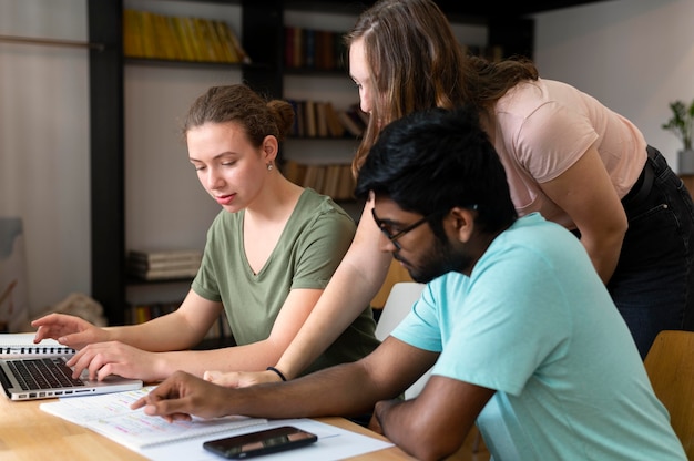 Foto gratuita compañeros de universidad estudiando juntos