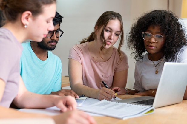 Foto gratuita compañeros de universidad estudiando juntos