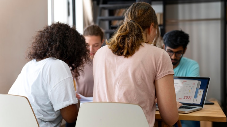 Foto gratuito compañeros de universidad estudiando juntos