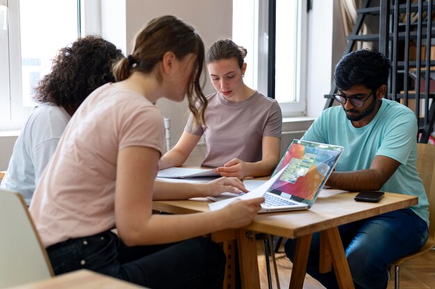 Compañeros de universidad estudiando juntos