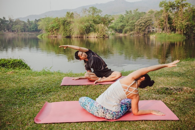 Compañeros de yoga estirando el cuerpo