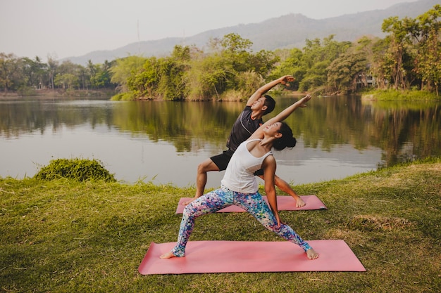 Compañeros de yoga, flexibilidad y paisaje