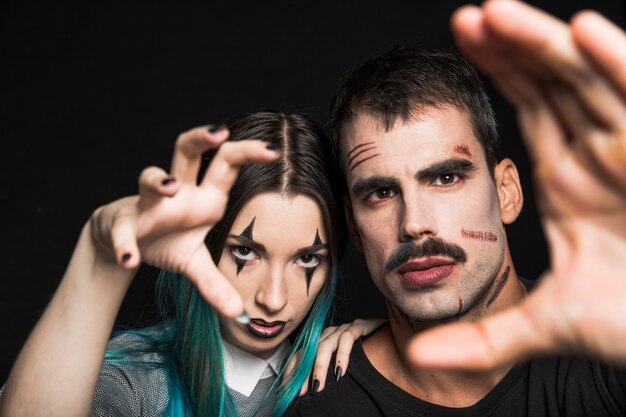 Compañía espeluznante con maquillaje de Halloween