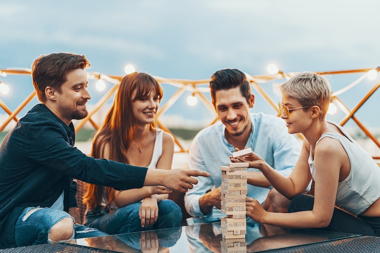 Foto gratuito la compañía de jóvenes jugando juegos de mesa