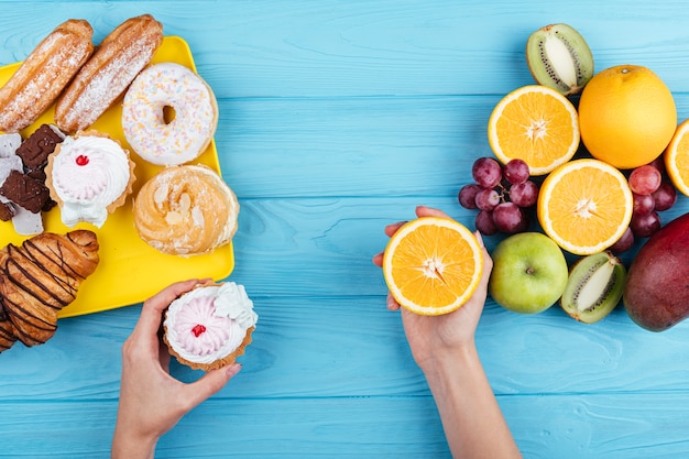 Comparación entre dulces y frutas