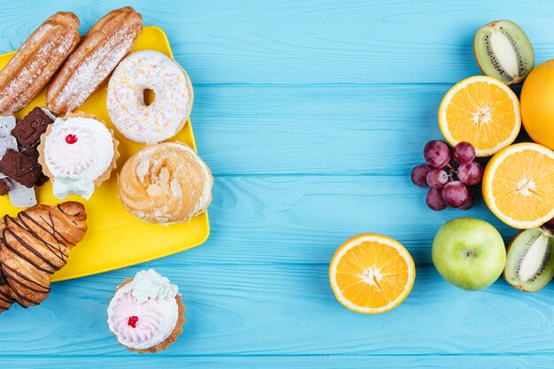 Comparación entre frutas y dulces.